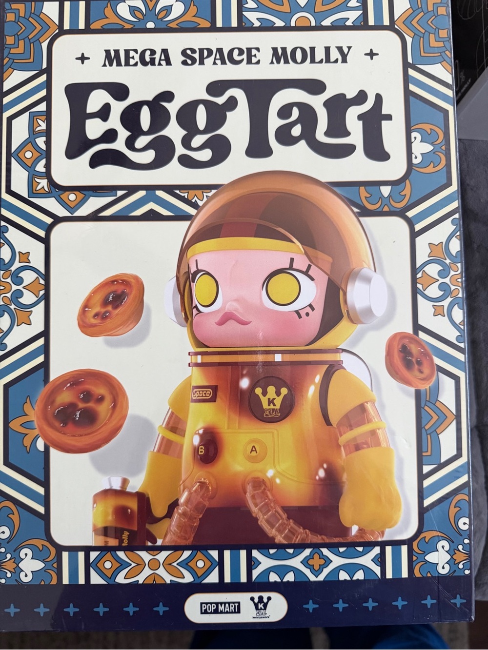 400% Mega Space Molly Egg Tart Vinyl Figure - Brown & Yellow - Picture 3 of 4